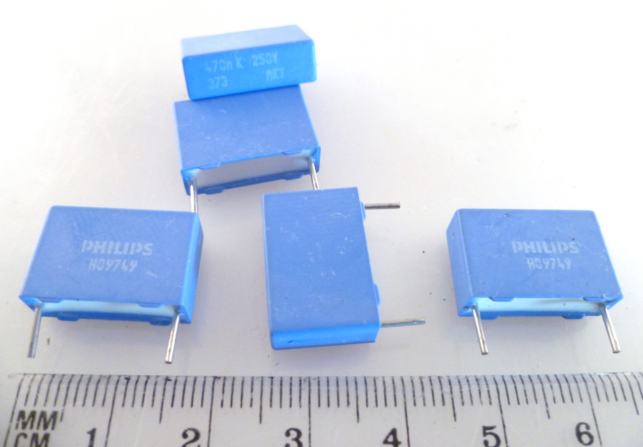 Philips MKT 373 Polyester Capacitor 470nF 10% 250V 5 Pieces MBD009J