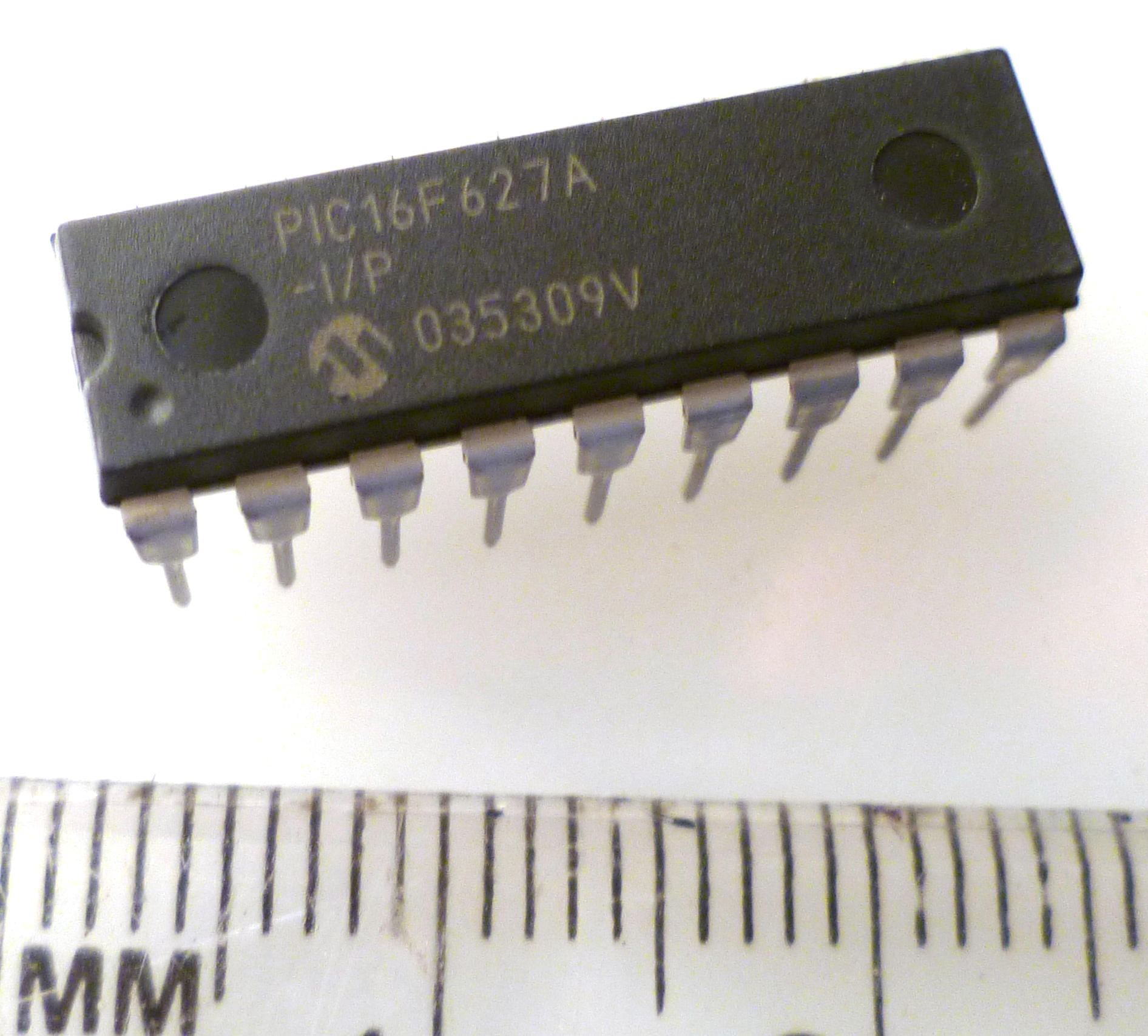 Microchip PIC16F627A-I/P FLASH-Based 8-Bit CMOS Microcontroller OM0124S7