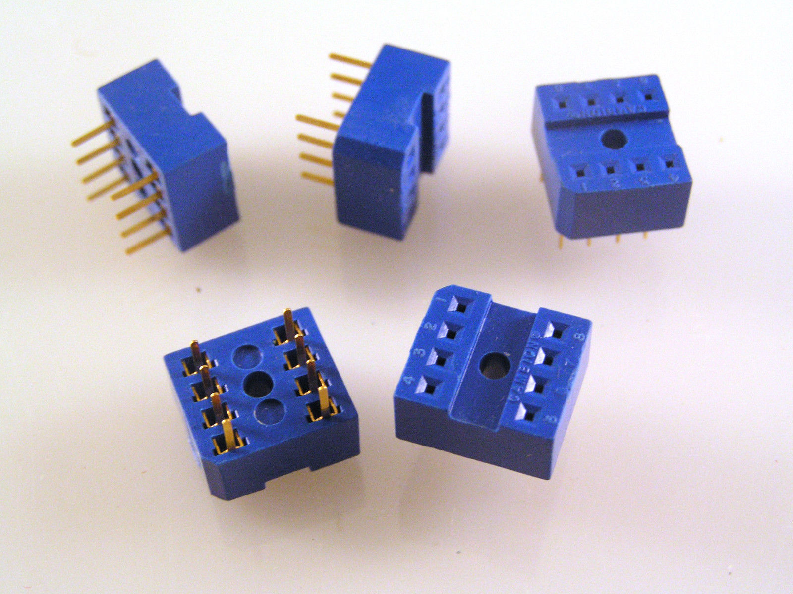Cambion 702 DIL IC Socket 8 Way Gold Pins 0.3in Pitch Blue 5 Pieces OMA099