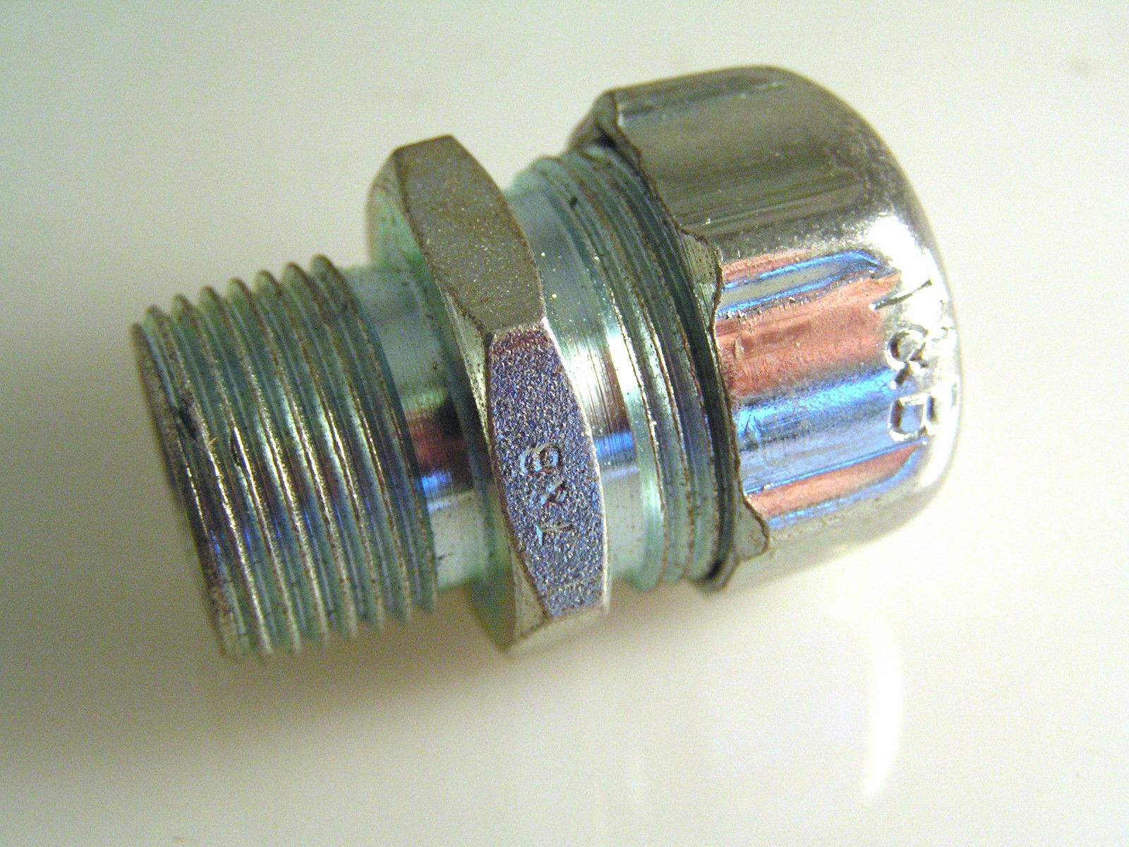 T+B 2522 LIQUIDTIGHT STRAIN RELIEF CONNECTOR HUB:1/2in THROAT:9/16in OM1146