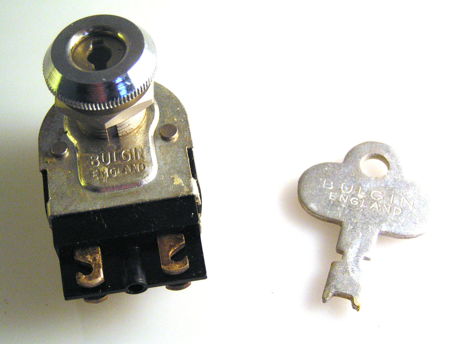 Bulgin SM320 Panel Mount Key Switch 2A 250V Double Pole on / off