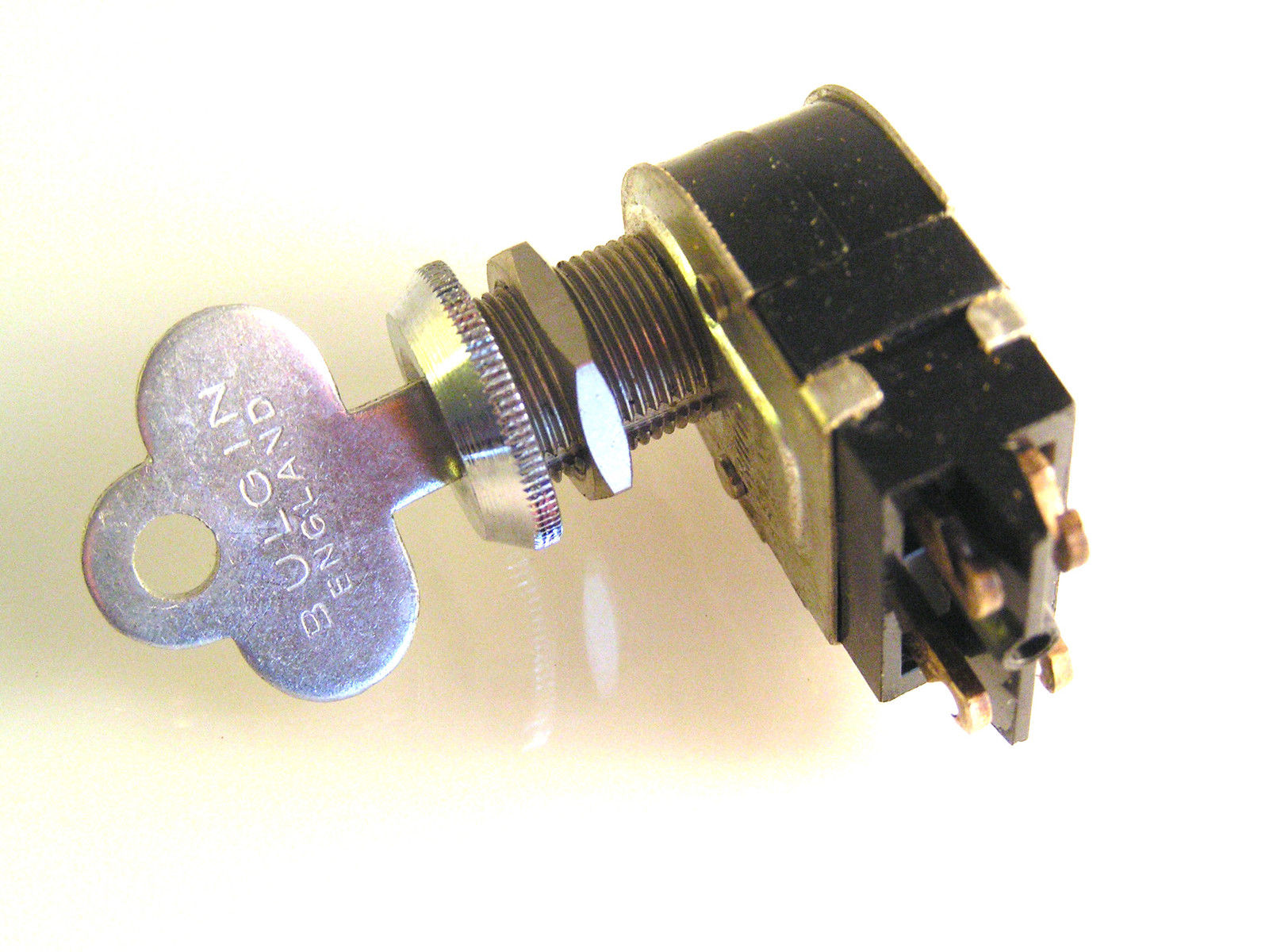 Bulgin SM320 Panel Mount Key Switch 2A 250V Double Pole on / off