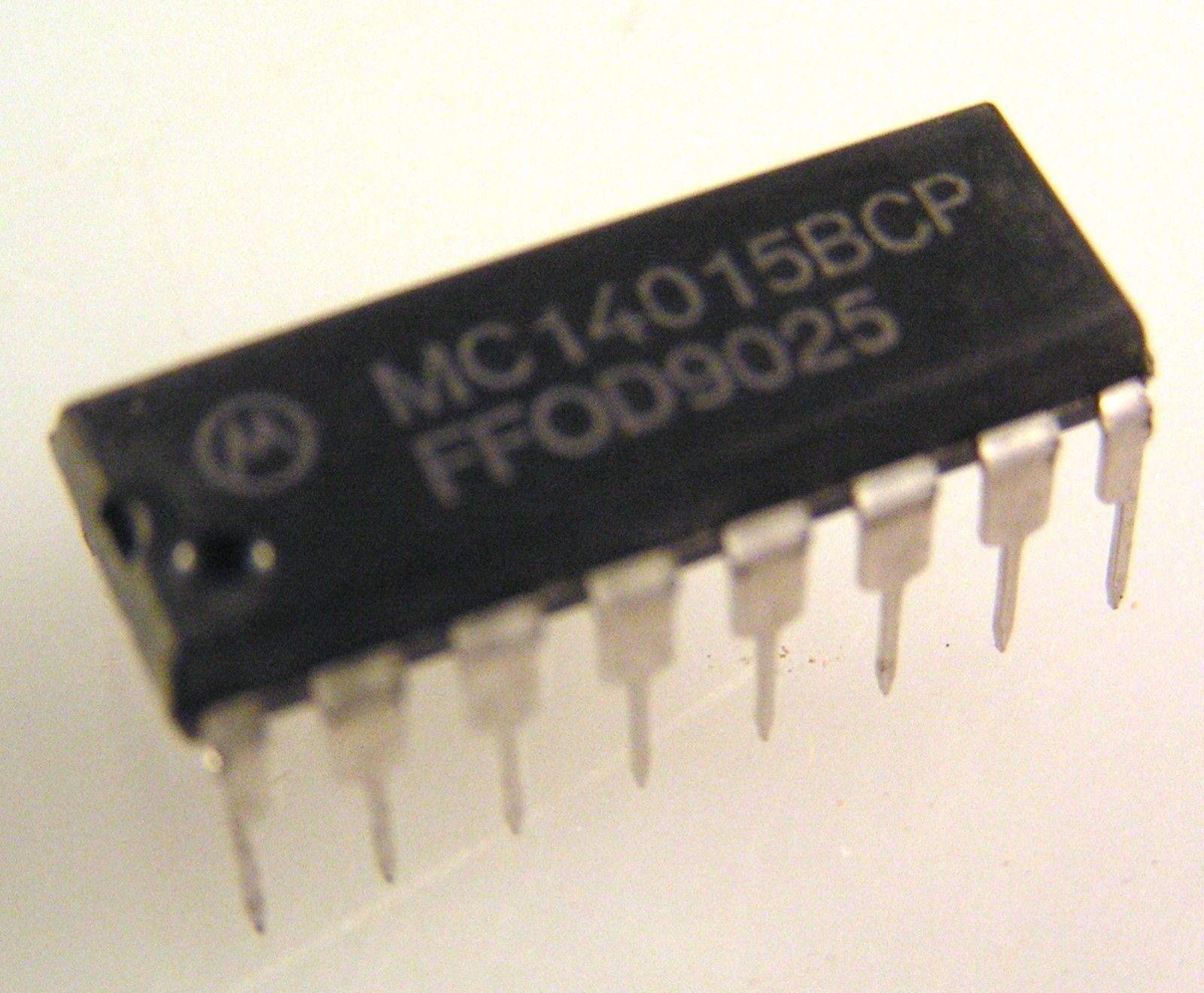 Motorola MC14015BCP 16-Pin Dip Shift Register Dual 4-Bit Serial