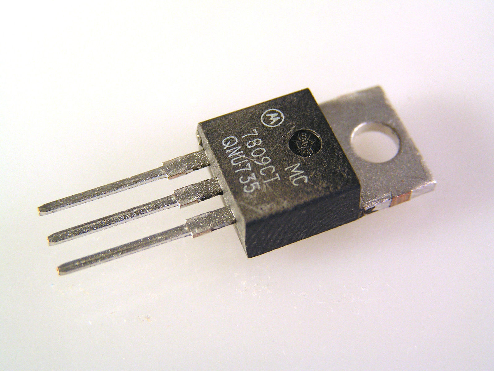 Motorola (Genuine) MC7809CT Three leaded Positive Regulator 9v OMB2-05 ...